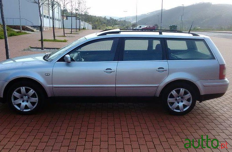 2002' Volkswagen Passat Variant photo #2