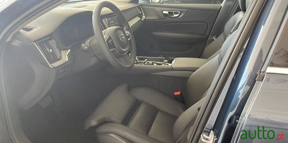 2022' Volvo V60 photo #6