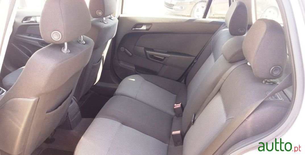 2006' Opel Astra Caravan photo #3