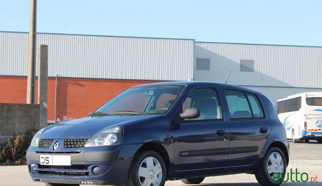 2001' Renault Clio photo #1