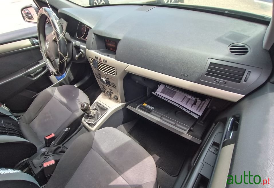 2008' Opel Astra Caravan photo #3