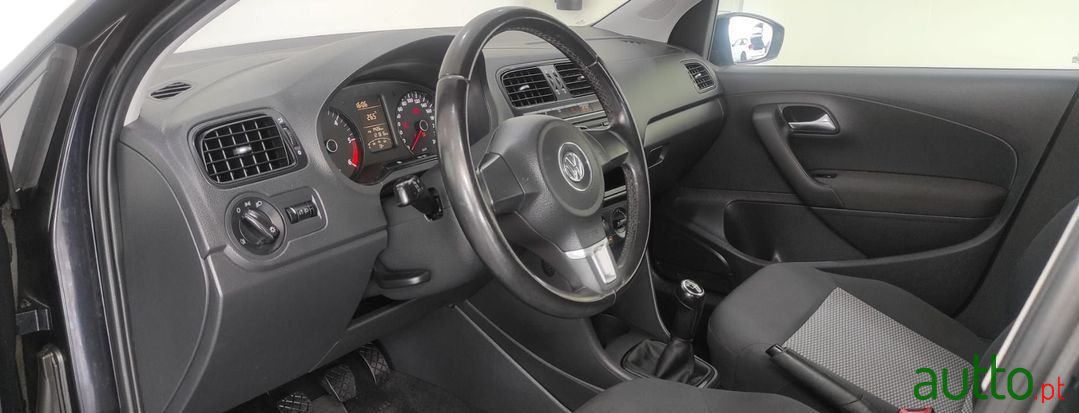 2010' Volkswagen Polo photo #4