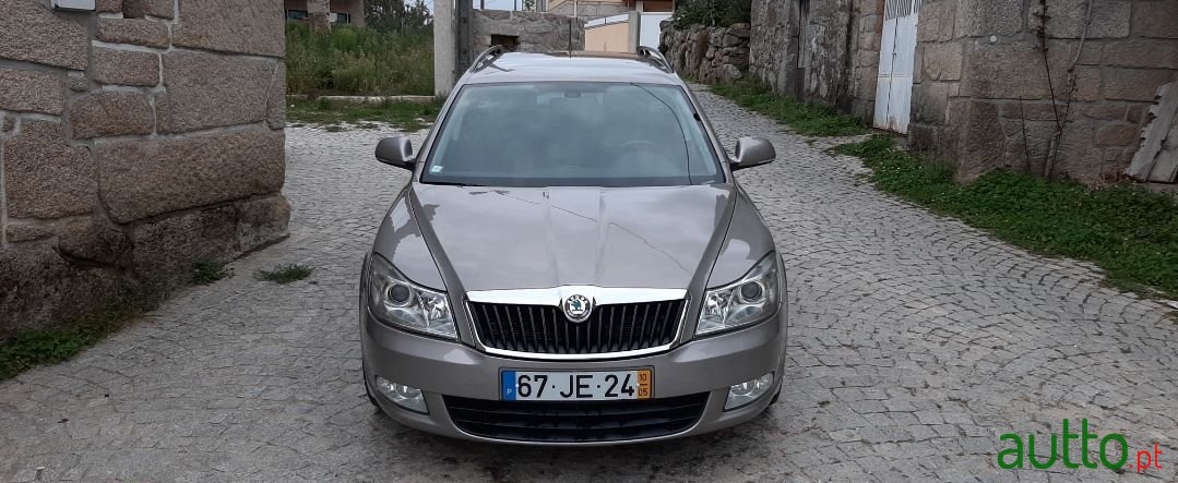 2010' Skoda Octavia Break photo #2