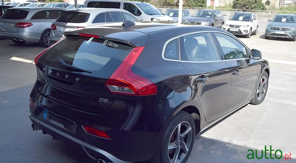 2015' Volvo V40 2.0 D2 R-Design photo #1