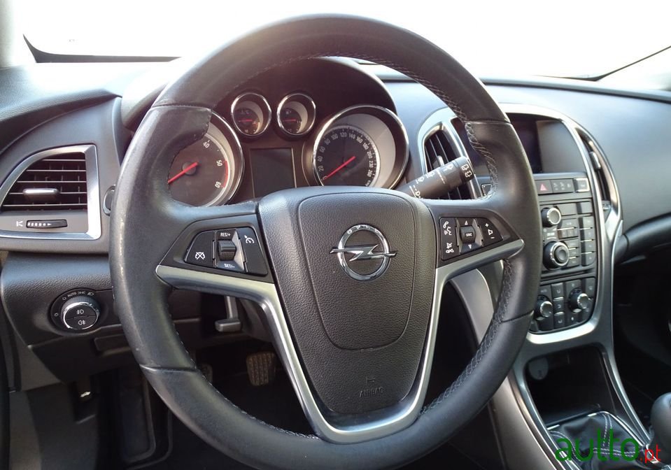 2011' Opel Astra Sports Tourer photo #5