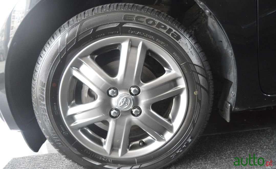 2010' Toyota iQ photo #4