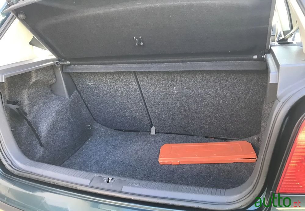 2002' Volkswagen Polo photo #6