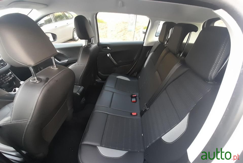 2014' Peugeot 2008 photo #6