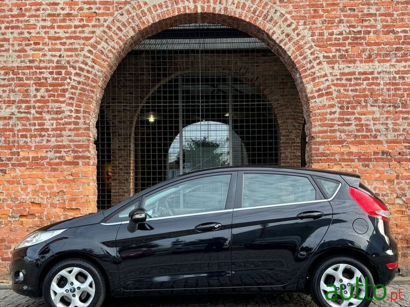 2010' Ford Fiesta photo #4