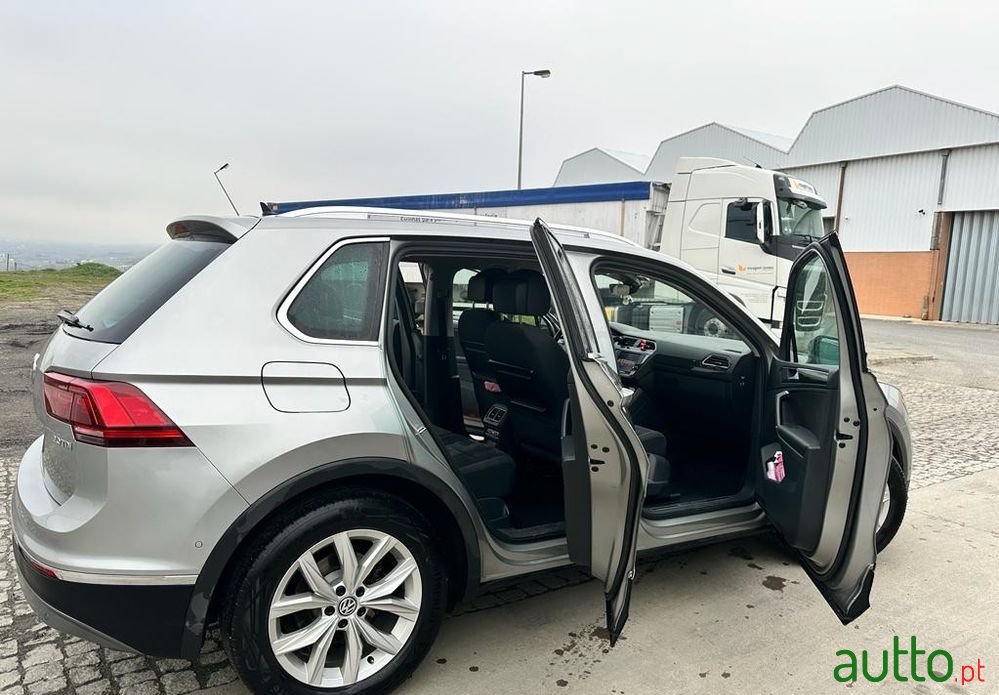 2017' Volkswagen Tiguan photo #4