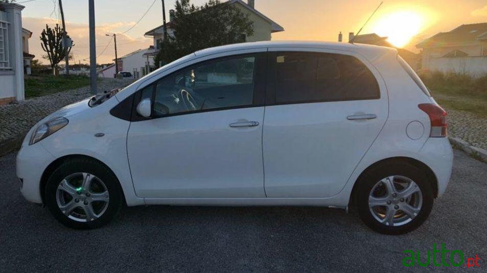2011' Toyota Yaris photo #2