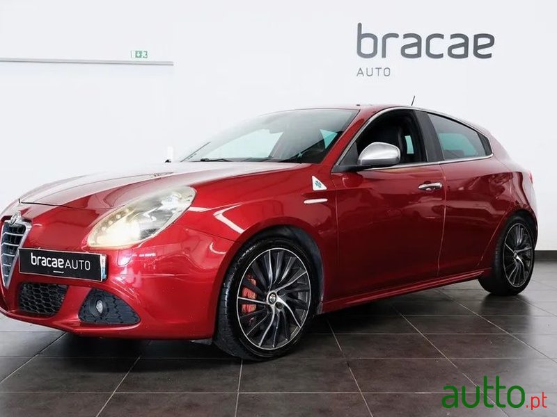 2011' Alfa Romeo Giulietta photo #1