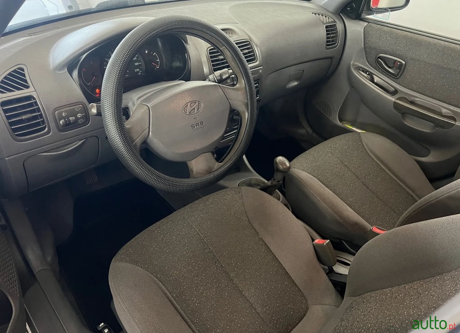 2000' Hyundai Accent photo #5