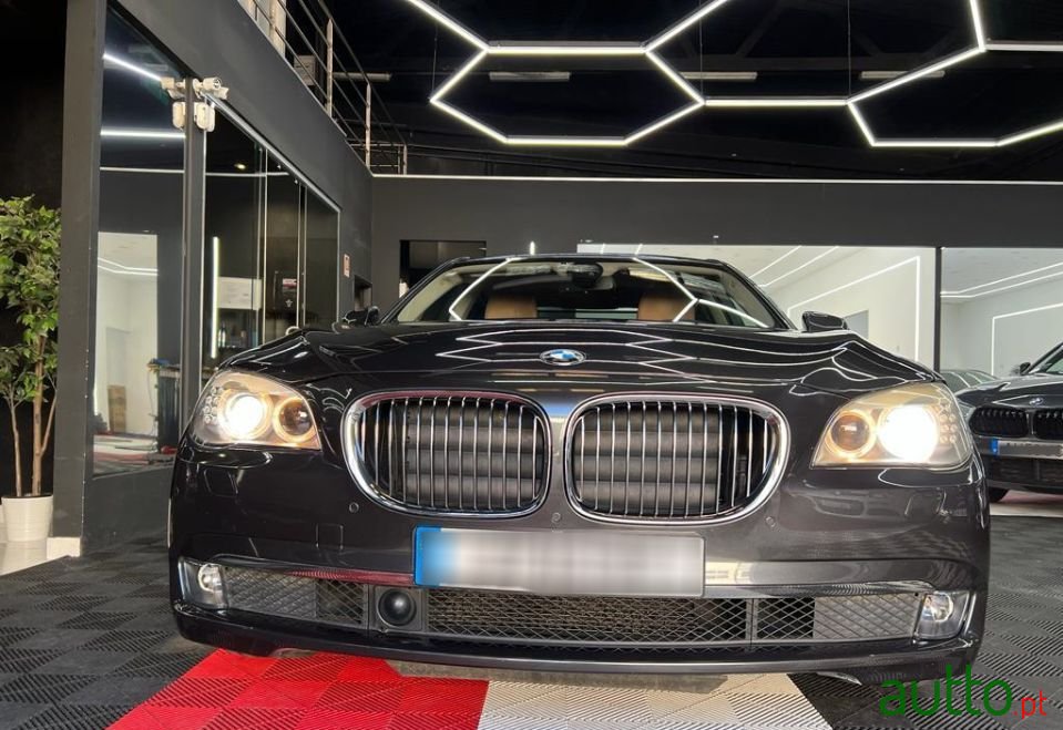2009' BMW 730 photo #3