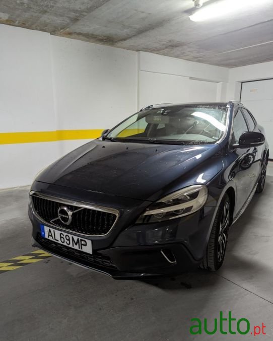 2019' Volvo V40 Cross Country photo #3
