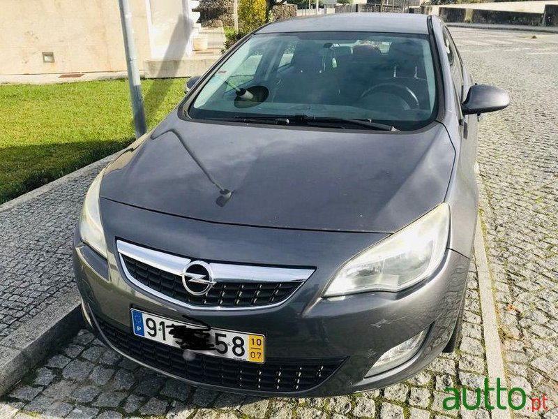 2010' Opel Astra photo #2
