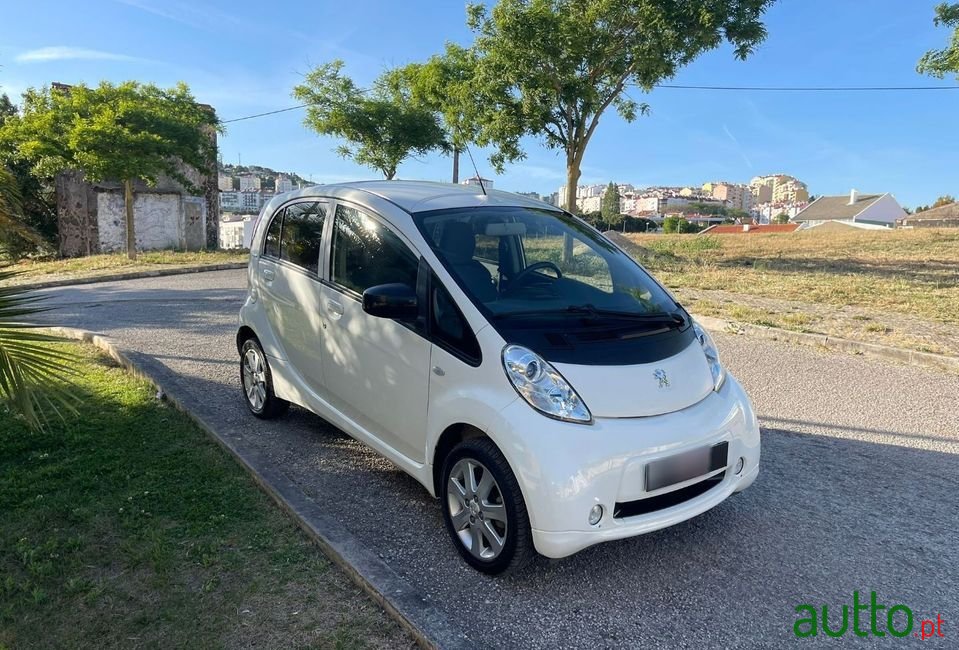 2011' Peugeot iOn photo #6