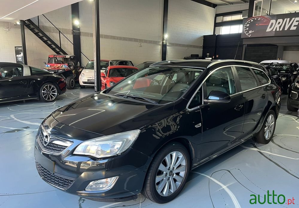 2012' Opel Astra Caravan photo #2