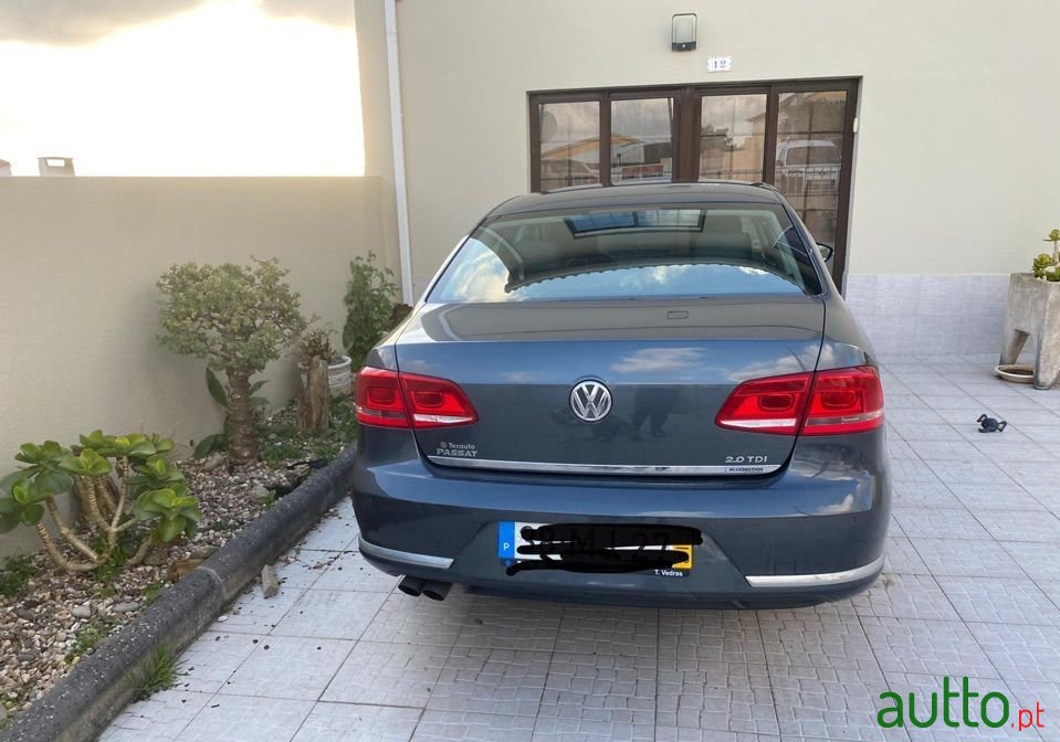 2011' Volkswagen Passat photo #2