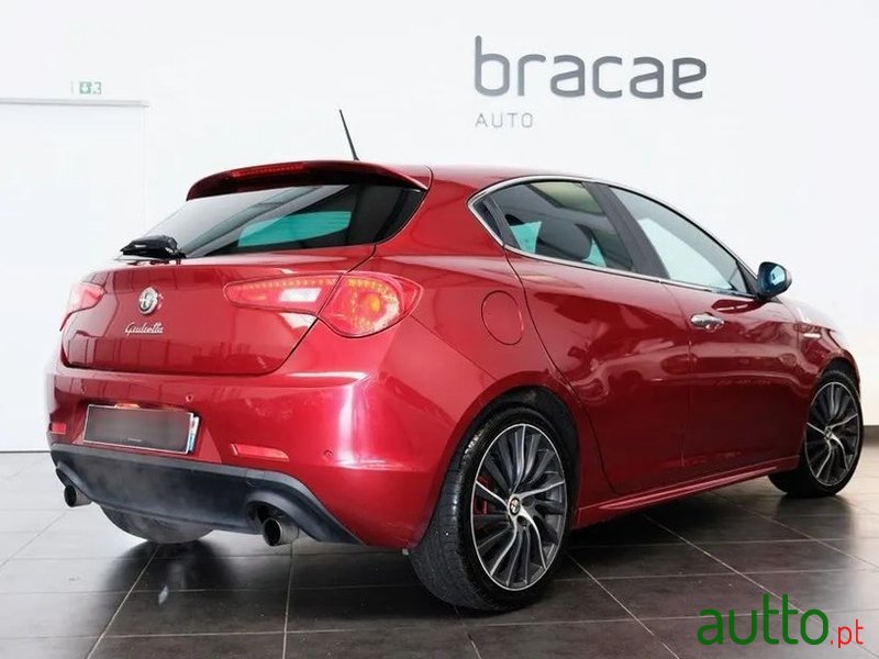 2011' Alfa Romeo Giulietta photo #4