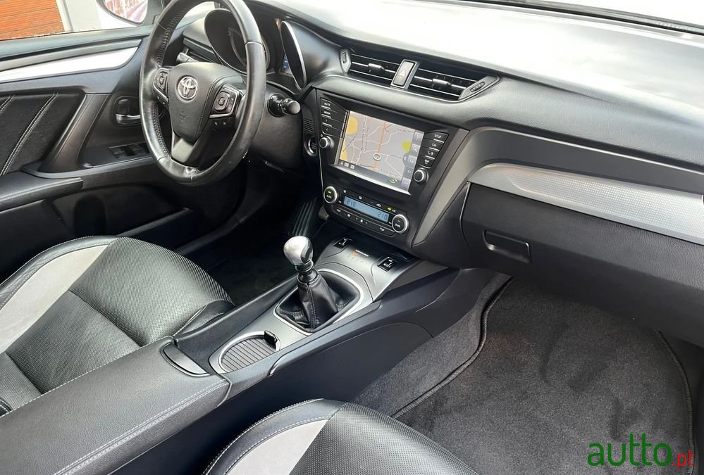 2016' Toyota Avensis Touring Sports photo #3