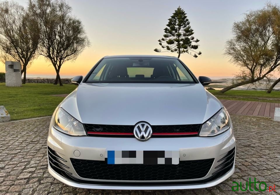 2015' Volkswagen Golf photo #2