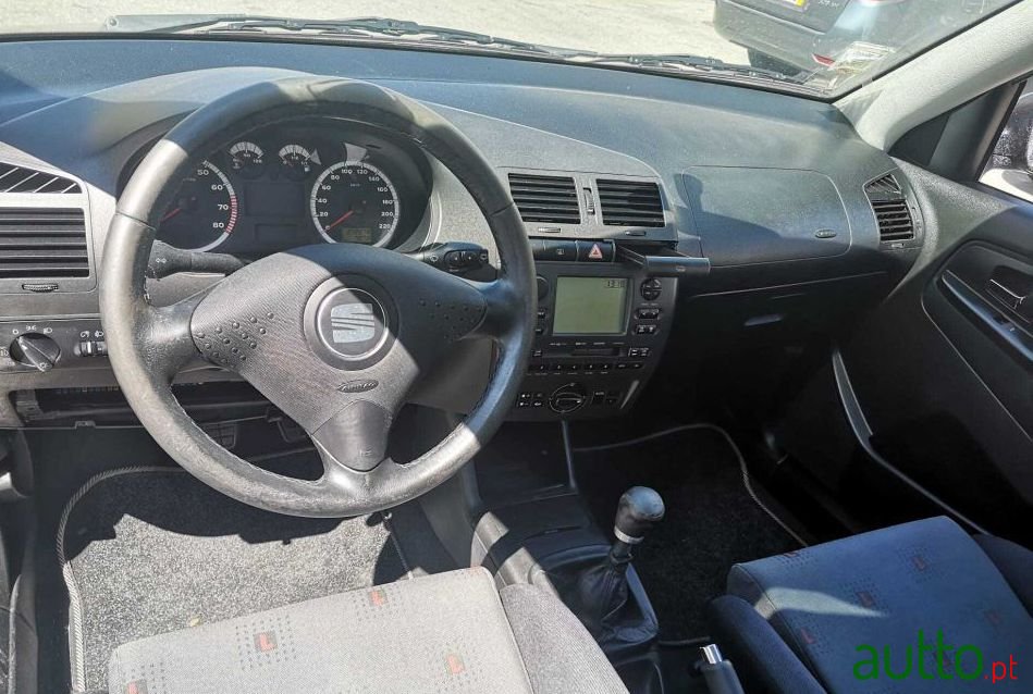 2001' SEAT Ibiza Sport photo #4