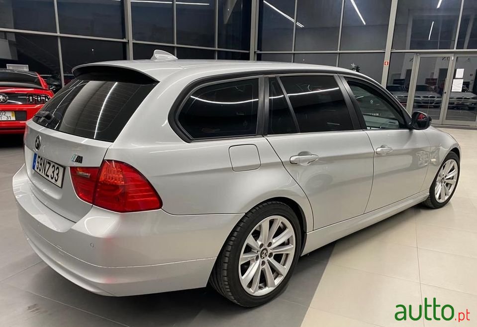 2010' BMW 320 photo #2