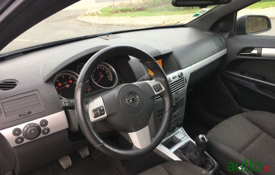 2010' Opel Astra Gtc photo #4