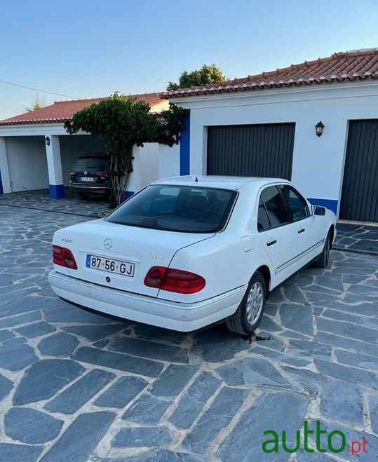 1996' Mercedes-Benz E-220 photo #4