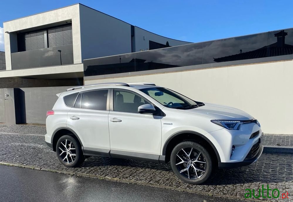 2016' Toyota RAV4 photo #2