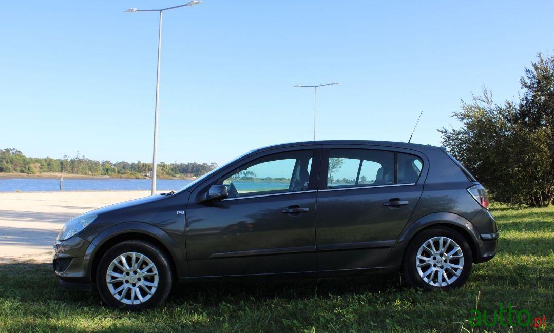 2009' Opel Astra photo #2