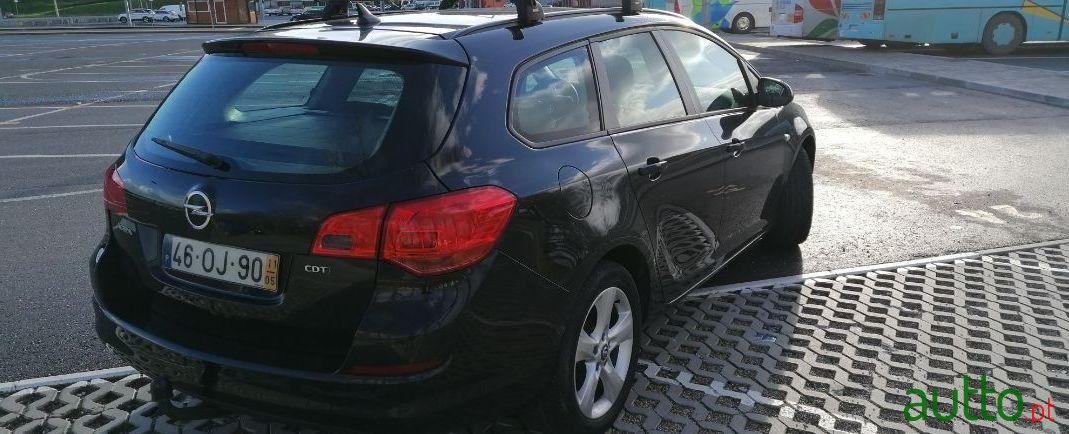 2011' Opel Astra Sports Tourer photo #1