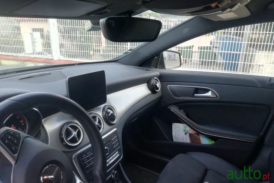 2018' Mercedes-Benz Cla-180 photo #3