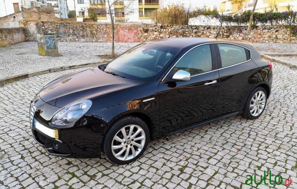 2011' Alfa Romeo Giulietta photo #1