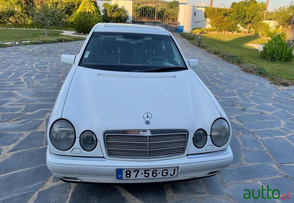 1996' Mercedes-Benz E-220 photo #2