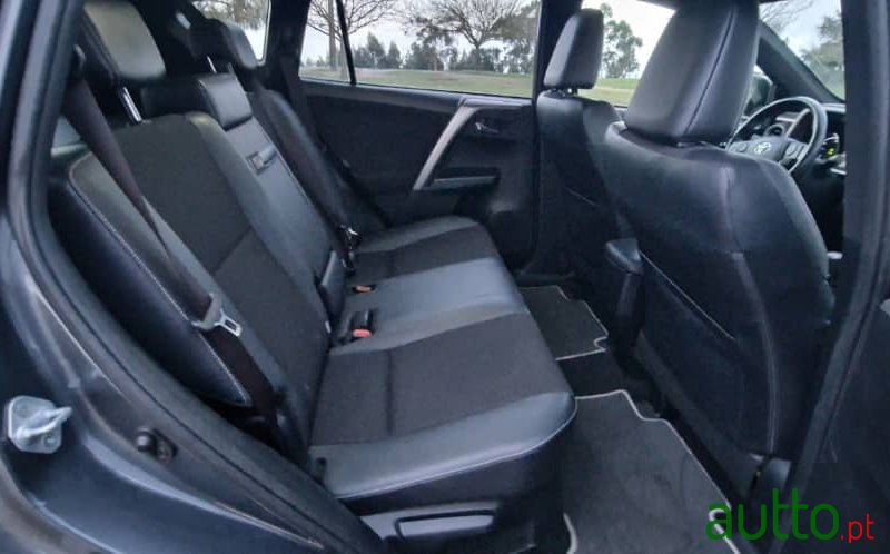 2017' Toyota RAV4 photo #5