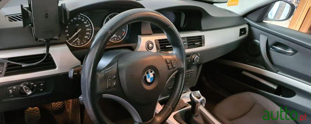 2011' BMW 318 photo #2