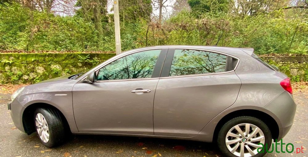 2015' Alfa Romeo Giulietta photo #5