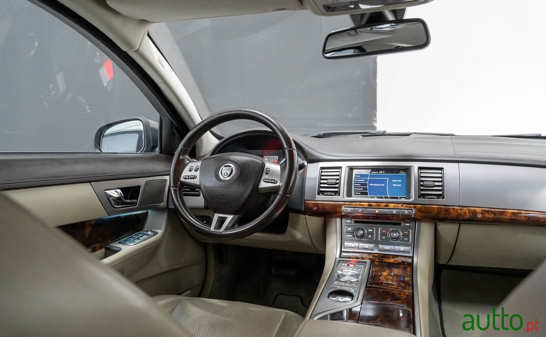2008' Jaguar XF photo #5