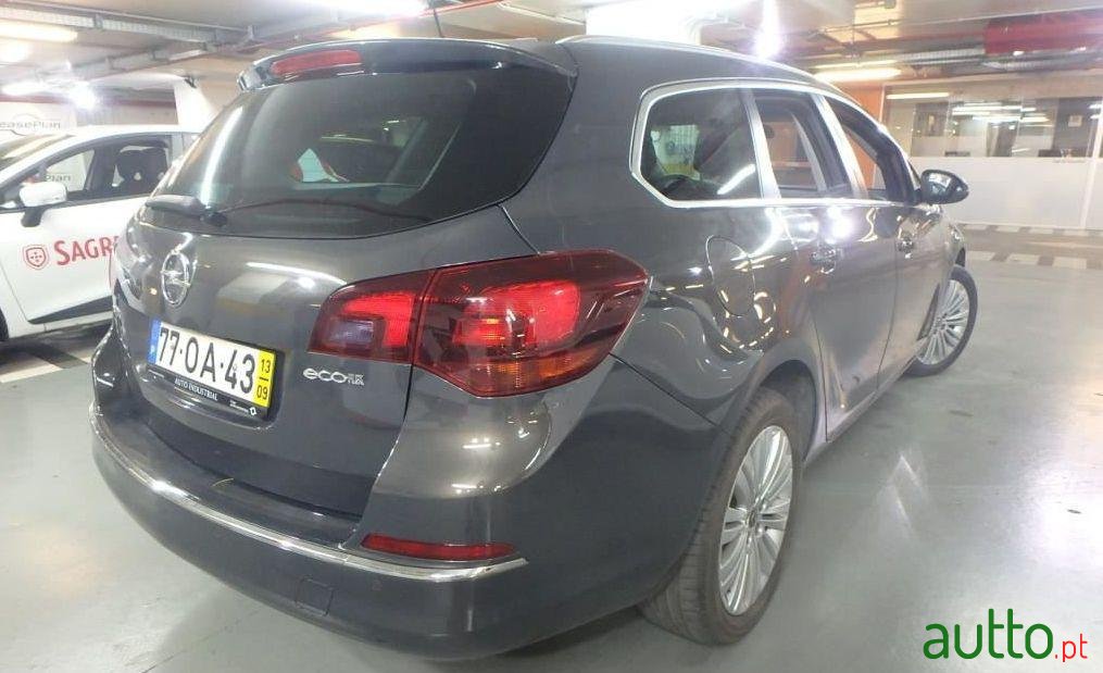 2013' Opel Astra 1.3 Cdti Cosmo S/S photo #1