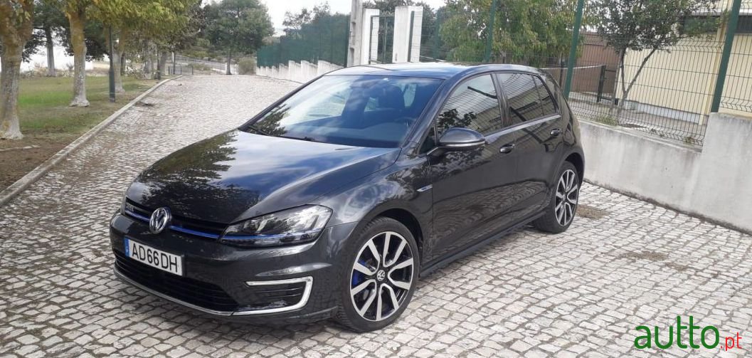 2015' Volkswagen Golf photo #2