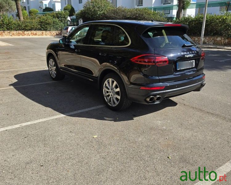 2016' Porsche Cayenne S E-Hybrid photo #2