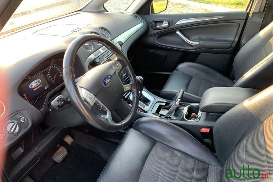 2011' Ford S-Max photo #1