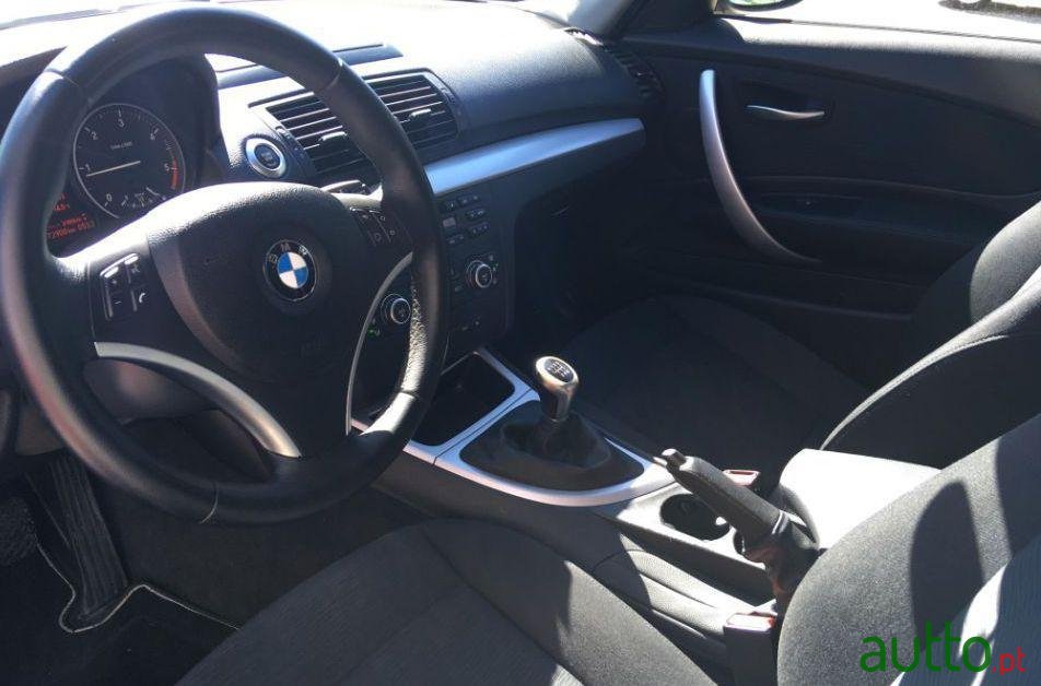 2007' BMW 120 120 D photo #1