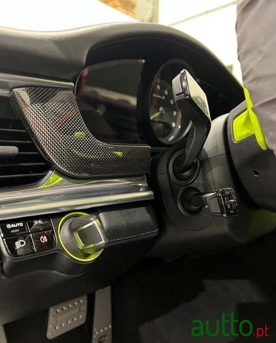 2020' Porsche Panamera Sport Turismo photo #4