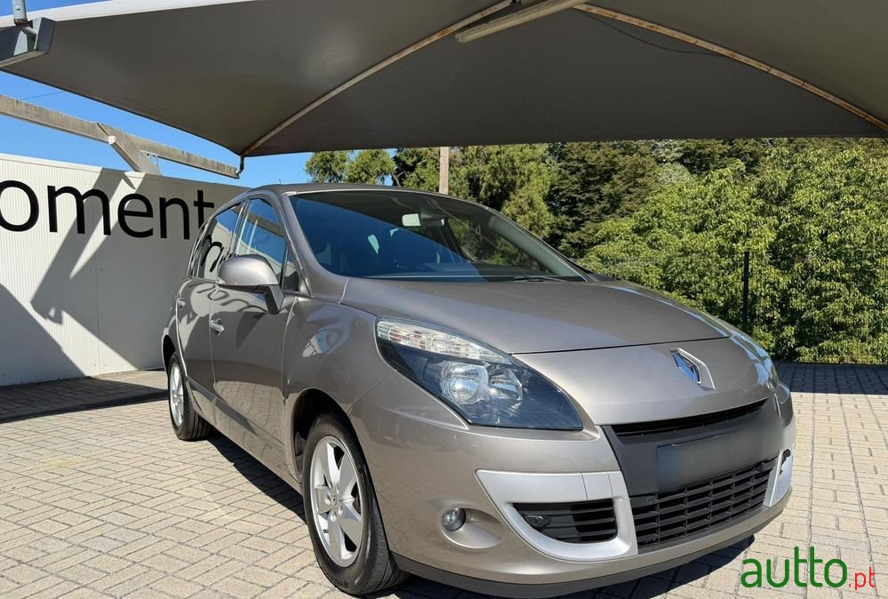 2010' Renault Scenic photo #3