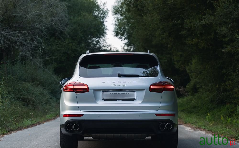 2015' Porsche Cayenne S E-Hybrid photo #4