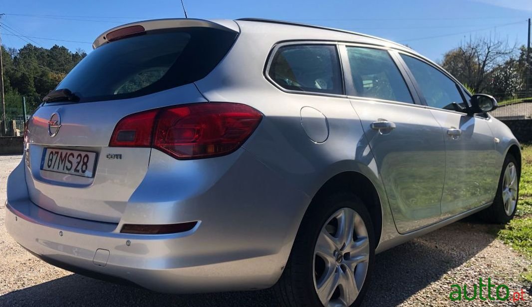 2012' Opel Astra Sports Tourer photo #2