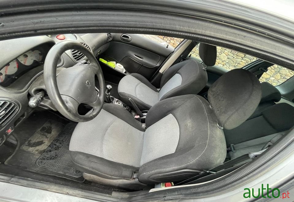 2004' Peugeot 206 Sw photo #3